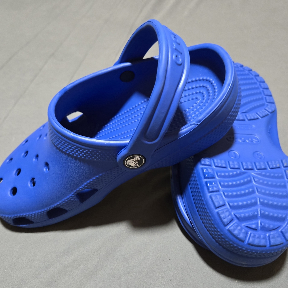 NWOT CROCS Blue Sandals with Signature Croslite Material - Picture 3 of 4